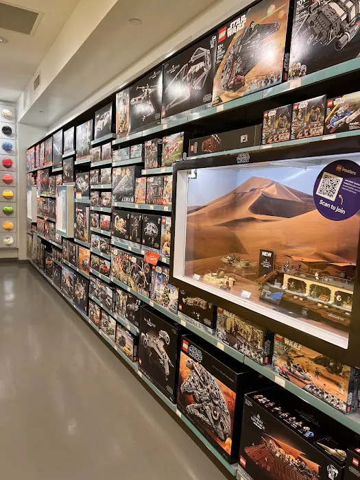 The LEGO® Store Roosevelt 3