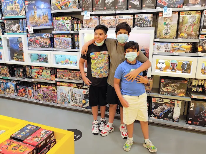 The LEGO® Store Staten Island 8