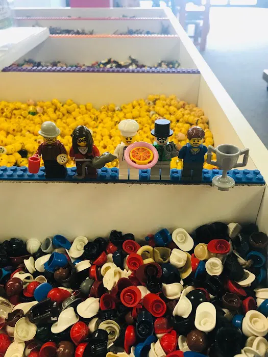 Bricks and Minifigs 8