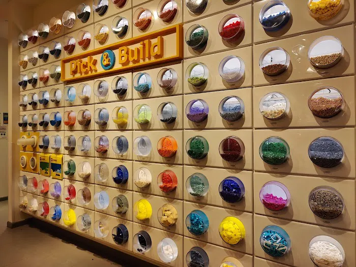 The LEGO® Store Westfarms Mall 6