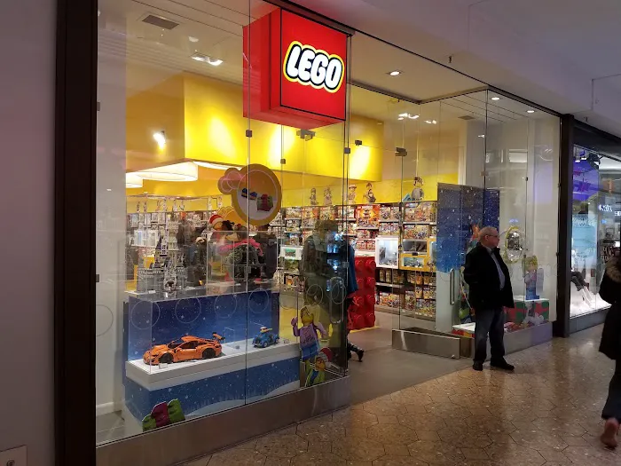 The LEGO® Store Westfarms Mall 2