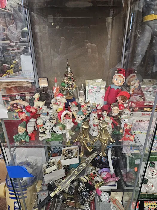 Gizmo's Antique's & Collectable's 7