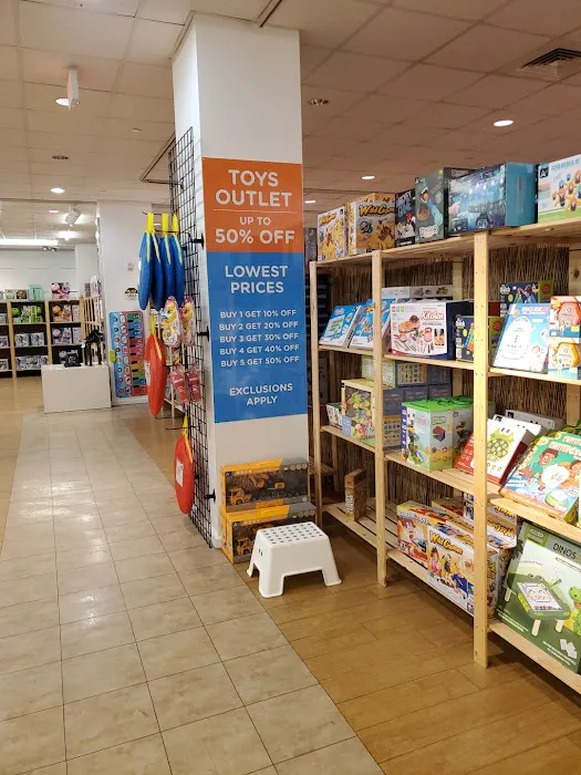 Amazing Toys Outlet 8