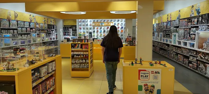 The LEGO® Store Crossgates Mall 9