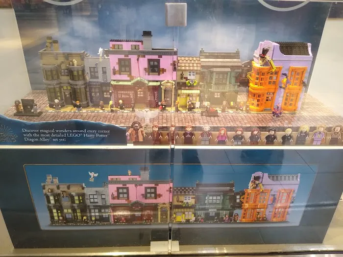 The LEGO® Store Christiana Mall 8