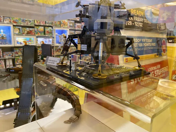 The LEGO® Store Christiana Mall 2