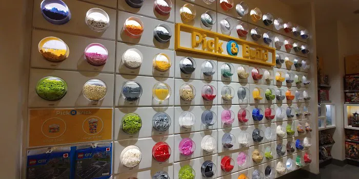 The LEGO® Store Christiana Mall 5