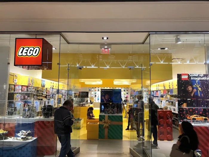 The LEGO® Store Christiana Mall 3