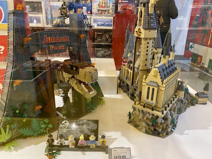 The LEGO® Store Christiana Mall 4